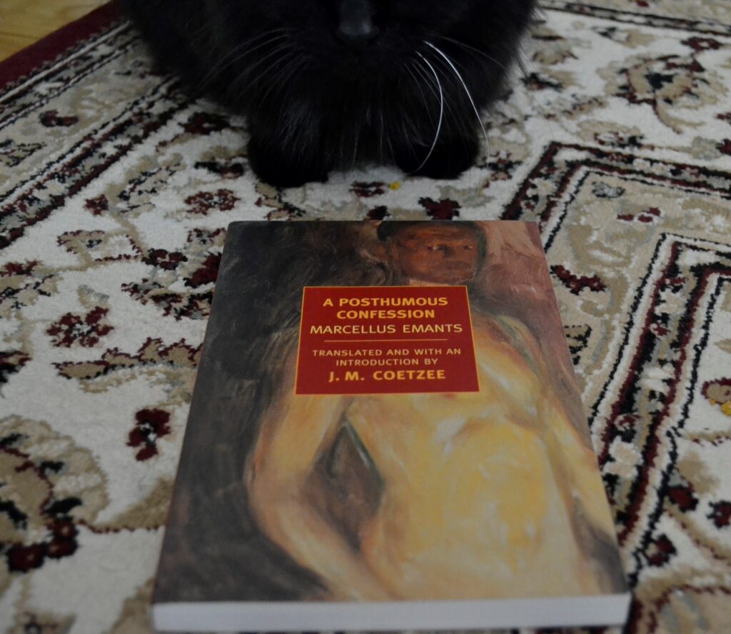 A pair of black paws and a black nose above a book: A Posthumous Confession by Marcellus Emants.